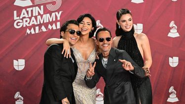 Christian Nodal y Ángela Aguilar posan junto a Marc Anthony y su esposa, Nadia Ferreira, en la alfombra roja de la edición 25 del Latin Grammy, celebrada en Miami.&nbsp;