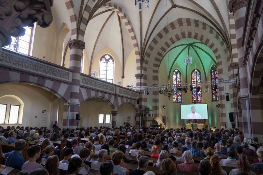 Un servicio religioso generado casi en su totalidad por inteligencia artificial, en na iglesia en Nuremberg, Alemania, el viernes 9 de junio de 2023. El servicio fue creado por ChatGPT y Jonas Simmerlein, teólogo y filósofo de la Universidad de Viena.&nbsp;&nbsp;