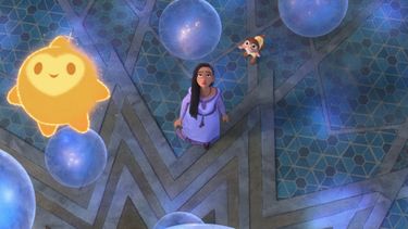 La estrella que se roba el show es Ariana DeBose. Su interpretación como Asha es impecable y marca distancia con varios personajes femeninos de Disney que suelen ser introvertidos y con un verbo suave
