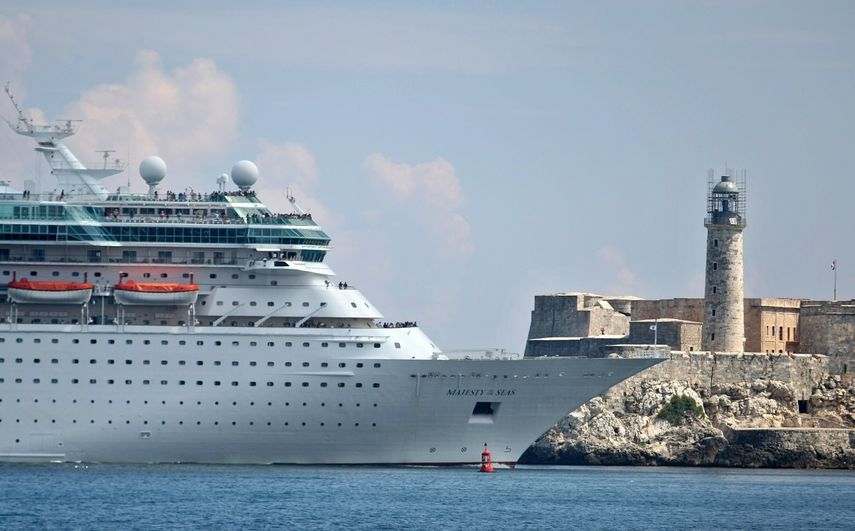 El crucero Majesty&nbsp;of&nbsp;the&nbsp;Seas, de Royal Caribbean, pasa frente al Faro del Castillo del Morro en la entrada de la bahía de La Habana, Cuba, el 13 de septiembre de 2018.&nbsp;