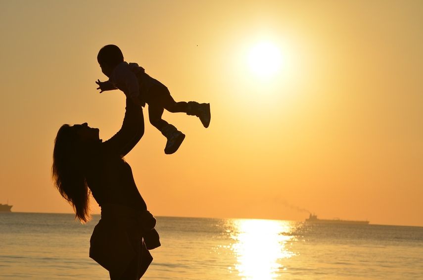 Al crecer, es muy posible que desee conocer a sus padres biológicos e ir a donde nació.&nbsp;