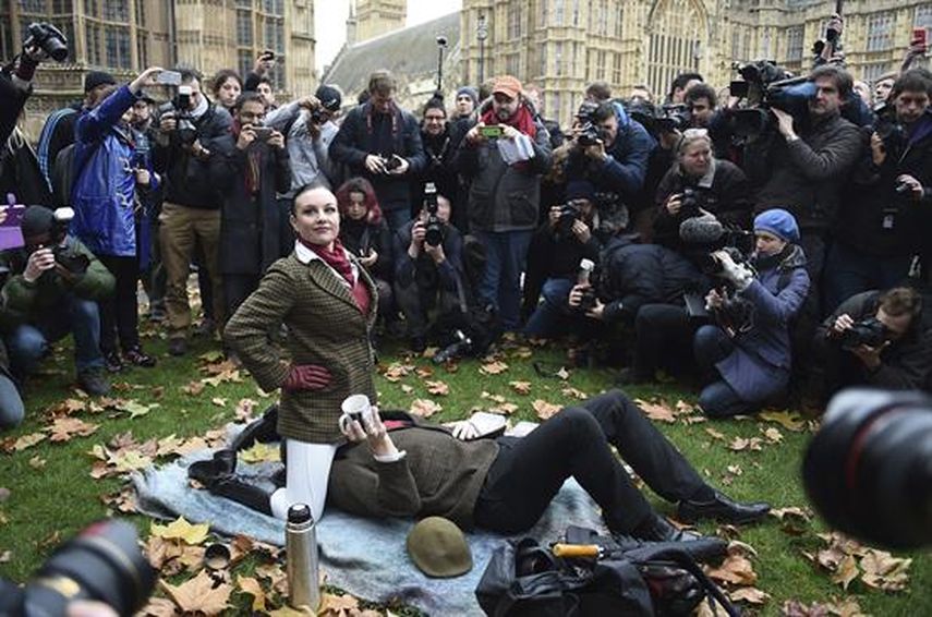 Trabajadores de la industria de la pornografía se reúnen frente al Parlamento de Londres para protestar contra nuevas leyes de Servicios Audiovisuales, en Londres, Reino Unido. (EFE)