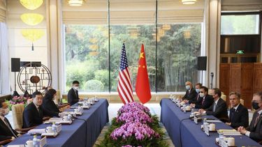 La delegación estadounidense encabezada por el secretario de Estado, Antony Blinken, reunida con el ministro de Exteriores de China. Qin Gang.