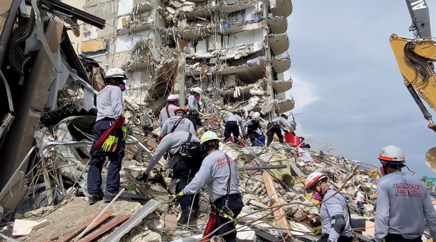 Rescatistas de Miami-Dade buscan a sobrevivientes entre los escombros del edificio Champlain Towers South, en Surfside, Florida.&nbsp;