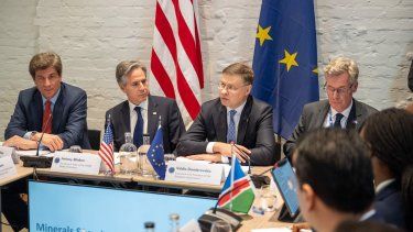 El Secretario de Estado Antony J. Blinken junto al Vicepresidente Ejecutivo de la Comisión Europea y Comisario de Comercio Valdis Dombrovskis durante el lanzamiento del Foro de la Asociación de Seguridad de Minerales (MSP, por sus siglas en inglés) en Leuven, Bélgica.