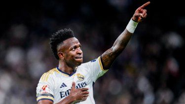 Vinicius Junior del Real Madrid celebra tras anotar el primer gol de su equipo en la goleada ante el Girona en la liga española en el Estadio Santiago Bernabéu, el sábado 10 de febrero del 2024.