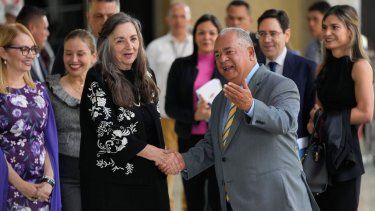 El presidente del Consejo Nacional Electoral, Elvis Hidrobo Amoroso, a la derecha, saluda a Jennie K. Lincoln, principal consejera del Centro Carter para Latinoamérica y el Caribe, en una visita al CNE en Caracas, Venezuela, el martes 16 de abril de 2024.&nbsp;