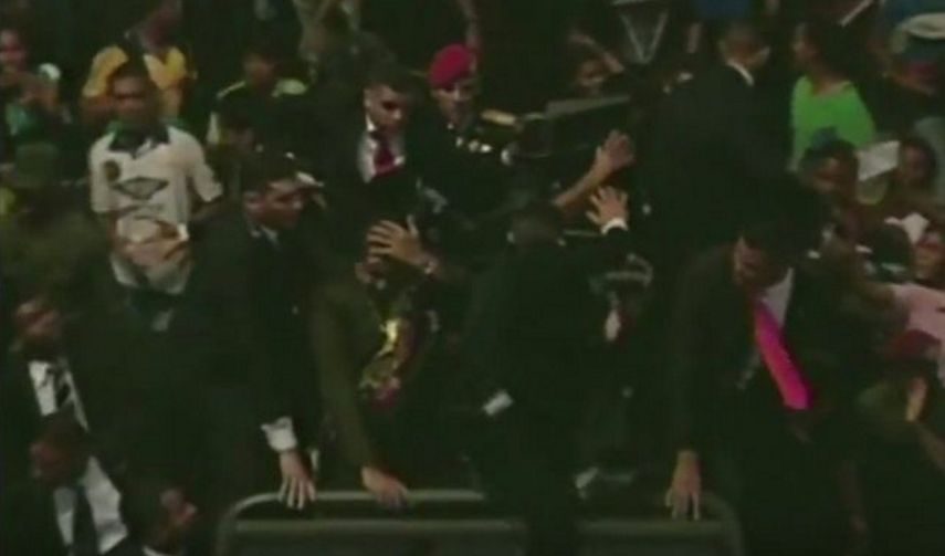 En las imágenes pudo verse cómo el equipo de seguridad presidencial rodeo enseguida al mandatario para protegerle de una posible agresión.