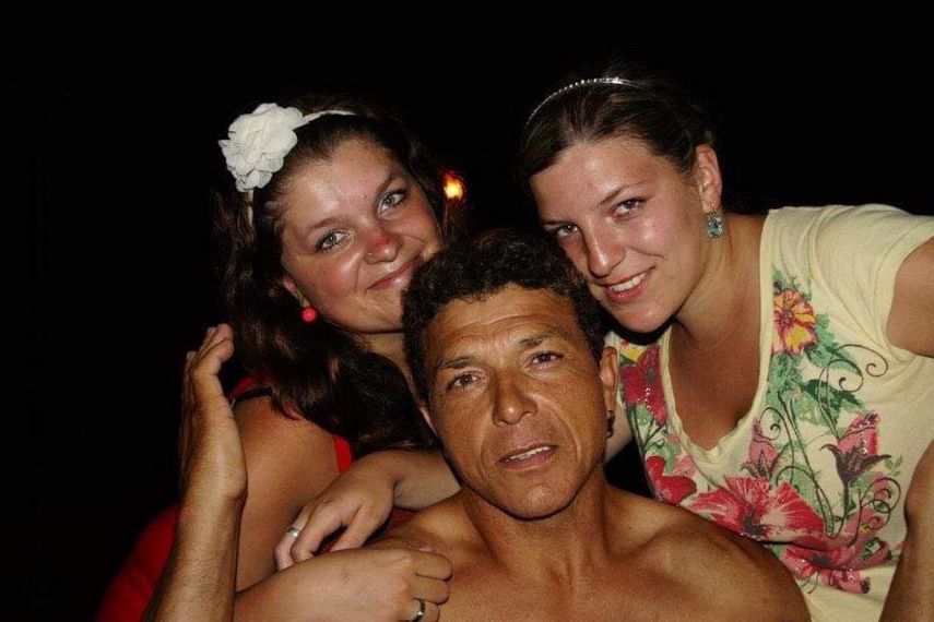 Luis con sus hijas alemanas.