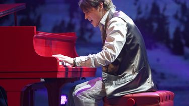 El pianista Arthur Hanlon graba un video de Navidad con sus villancicos favoritos en la iglesia Church by the Glades en Coral Springs, Florida, el 22 de noviembre de 2021.