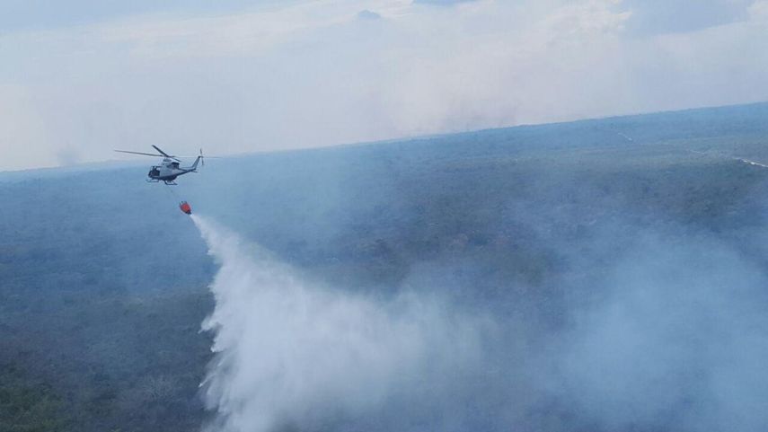Helicóptero que intenta apagar el fuego.&nbsp;