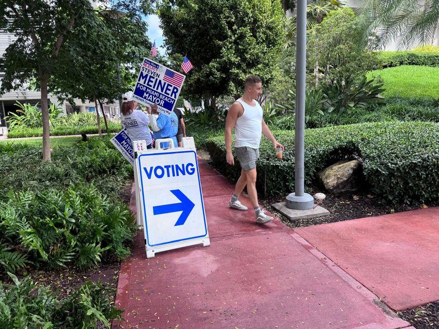 Ciudadanos acuden a las urnas para participar en las elecciones anticipadas de Miami Beach.