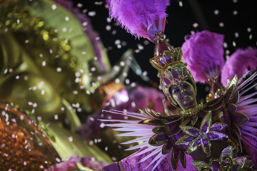 Integrantes de la escuela de samba del Grupo Especial Império Serrano desfilan hoy, domingo 11 de febrero de 2018, en la celebración del&nbsp;carnaval&nbsp;en el sambódromo de Marques de Sapucaí en Río de Janeiro (Brasil).&nbsp;&nbsp;