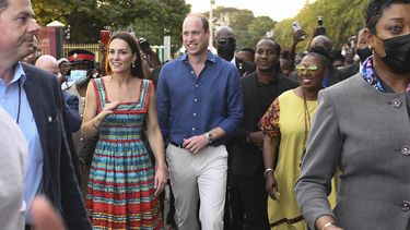 William y Kate Middleton recorren la comunidad de Trench Town en Kingston, Jamaica, el 22 de marzo de 2022.&nbsp;