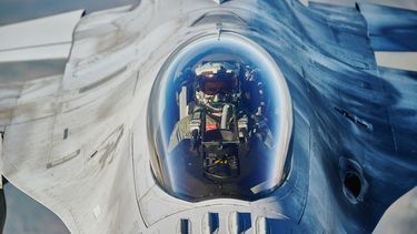 Un avión de combate F 16 participa en el ejercicio Air Shielding de la OTAN cerca de la base aérea de Lask, en el centro de Polonia, el 12 de octubre de 2022. &nbsp;