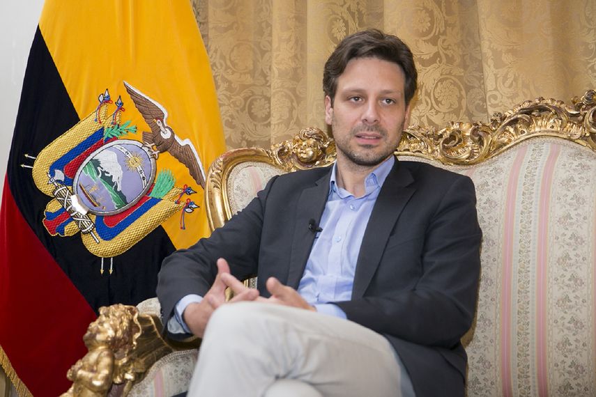 A juicio del canciller ecuatoriano, el mandatario estadounidense busca desestabilizar la afrenta de paz de los pueblos que buscan construir&nbsp;