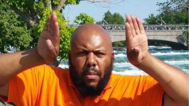 La Policía de Cleveland identificó al sospechoso como Steve Stephens, un hombre calvo y con barba que conduce un vehículo blanco o crema.