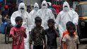 En esta fotografía de archivo del viernes 10 de julio de 2020, personal médico con ropa de protección llegan para examinar a personas que pudieran tener tener síntomas de COVID-19 en un barrio pobre en Mumbai, India. En esta fotografía de archivo del viernes 10 de julio de 2020, personal médico con ropa de protección llegan para examinar a personas que pudieran tener tener síntomas de COVID-19 en un barrio pobre en Mumbai, India.