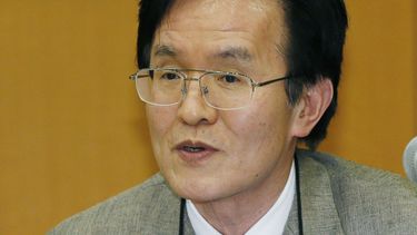 Shunsuke Ishii, líder de la comisión que investigó las acusaciones en torno a un premiado estudio de células madre que resultó fraudulento habla en sobre los resultados de la indagatoria en Tokio. (AP)