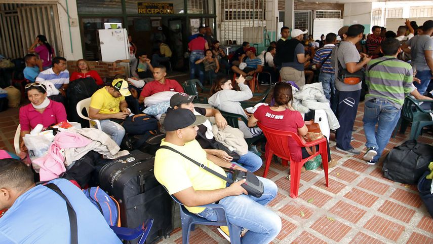 Ciudadanos venezolanos tramitan su tarjeta fronteriza en Migración Colombia, en la ciudad de Cúcuta