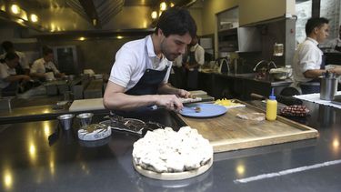 Virgilio Martínez preparando un plato en su restaurante Central de la ciudad de Lima.