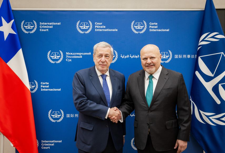 El canciller de Chile, Alberto van Klaveren, estrecha la mano con el fiscal de la CPI, Karim Khan