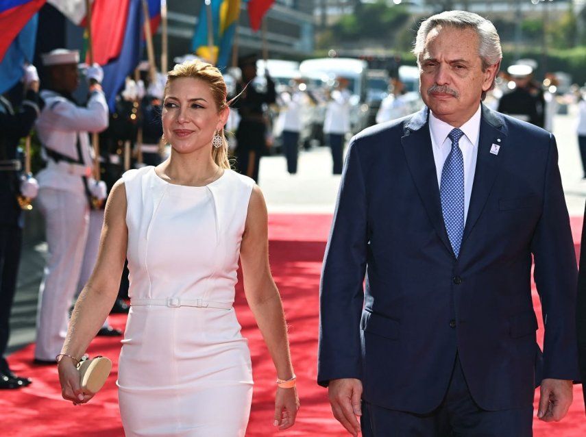 El presidente de Argentina, Alberto Fernández, y su exesposa Fabiola Yánez, caminan sobre la alfombra roja antes de la ceremonia de apertura de la 9na Cumbre de las Américas en el Centro de Convenciones de Los Ángeles, California, el 8 de junio de 2022. &nbsp;