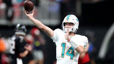 Jaelan Phillips (#15) de los Miami Dolphins calienta antes del partido contra los Atlanta Falcons en el Mercedes-Benz Stadium el 26 de octubre de 2025 en Atlanta, Georgia.&nbsp;