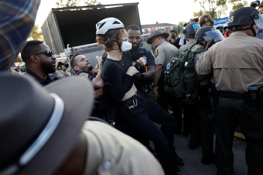 La policía local y estatal detiene a un hombre mientras los manifestantes se reúnen cerca de una instalación de Inmigración y Control de Aduanas (ICE) en oposición a la detención de inmigrantes indocumentados tras la orden del presidente Donald Trump de aumentar la presencia federal y reforzar la aplicación de la ley de inmigración a través del Departamento de Seguridad Nacional en Broadview, Illinois, el 3 de octubre de 2025.