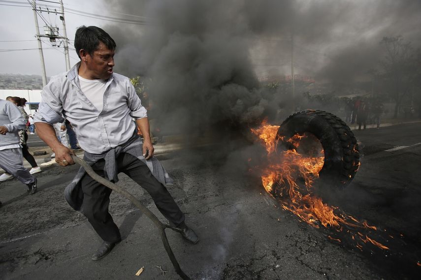 Un hombre quema un neumático durante una protesta contra la eliminación de los subsidios al combustible anunciada por el presidente Lenín Moreno, en Quito, Ecuador, el jueves 3 de octubre de 2019.