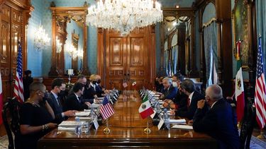 La vicepresidenta de Estados Unidos Kamala Harris y el presidente mexicano Andrés Manuel López Obrador encabezan una reunión bilateral en el Palacio Nacional en la Ciudad de México.&nbsp;