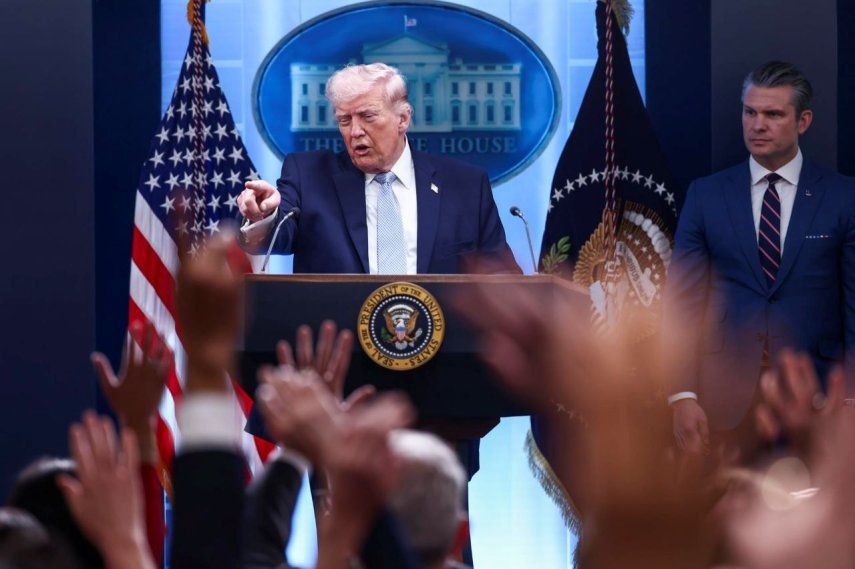 El presidente Donald Trump responde preguntas de los medios de comunicación durante una conferencia sobre Irán desde la Casa Blanca en Washington, DC, 06 de abril de 2026.