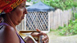 Una mujer con los panes de su cuota en el oriente de Cuba.&nbsp;