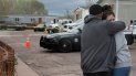 Un hombre y una mujer se abrazan en la calle frente al sitio donde ocurrió un tiroteo el domingo 9 de mayo de 2021, en Colorado Springs, Colorado. Un hombre y una mujer se abrazan en la calle frente al sitio donde ocurrió un tiroteo el domingo 9 de mayo de 2021, en Colorado Springs, Colorado.