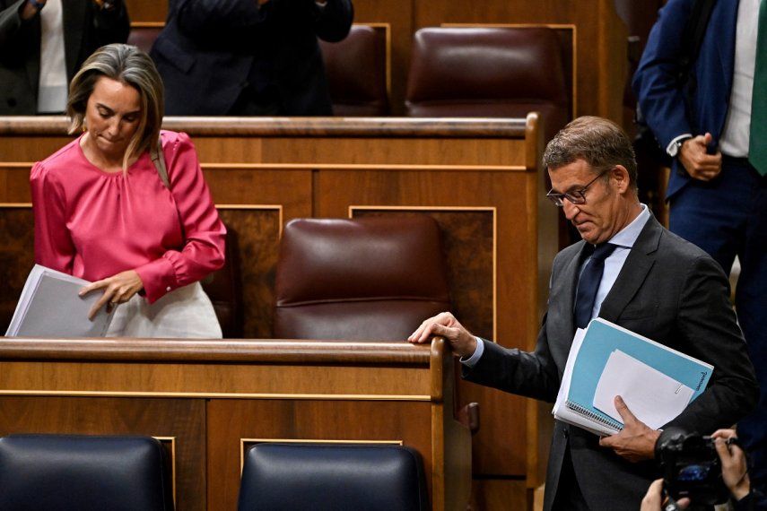 El líder del opositor Partido Popular (PP) y candidato a primer ministro, Alberto Núñez Feijoo, se marcha después de la votación fallida al final de la segunda sesión de un debate parlamentario para votar a favor de un primer ministro en Las Cortes de Madrid.