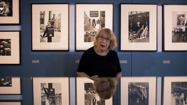 Esta foto de archivo tomada en Vannes el 16 de julio de 2020 muestra a la fotógrafa suizo-francesa Sabine Weiss posando frente a sus imágenes mientras visita una exposición retrospectiva de su trabajo.