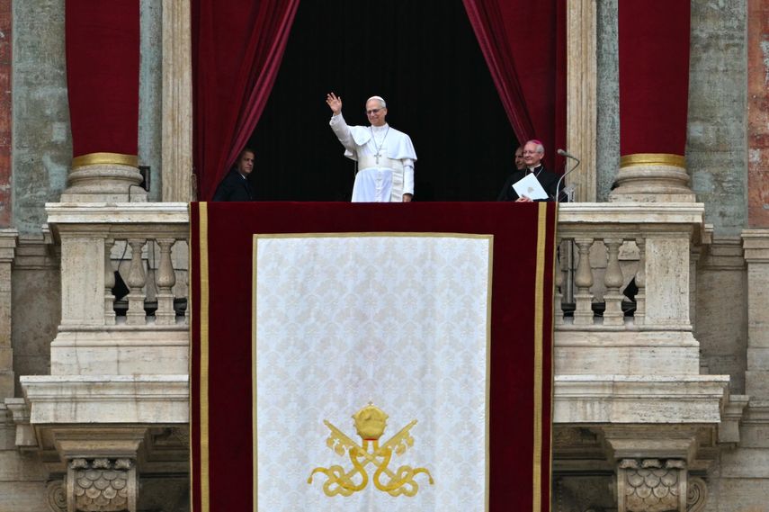 El Papa León XIV saluda a la multitud durante la oración del Regina Caeli desde la logia central de la basílica de San Pedro en el Vaticano, el 11 de mayo de 2025.&nbsp;