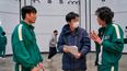 Esta foto de archivo sin fecha recibida por cortesía de Netflix muestra al director Hwang Dong-hyuk (C) dirigiendo al actor Lee Jung-jae (R) durante una escena de la primera temporada de Squid Game de Corea del Sur.&nbsp;