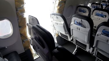 Foto publicada por la Junta Nacional de Seguridad en el Transporte se muestra el boquete donde estaba el panel sobre la puerta en el áre del fuselaje del vuelo 1282 de Alaska Airlines el 7 de enero de 2024, en Portland, Oregón. (Junta Nacional de Seguridad en el Transporte vía AP, File)