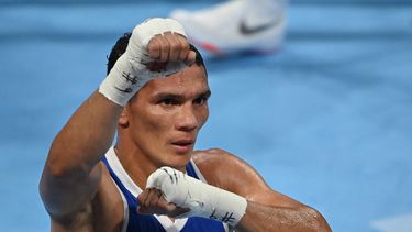 El colombiano Céiber&nbsp; Ávila&nbsp; celebra después de vencer al jordano Mohammad Alwadi durante su combate de boxeo preliminar de pluma masculina (52-57 kg) durante los Juegos Olímpicos de Tokio 2020