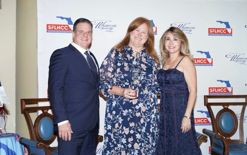 Galardonados recibiendo su reconocimiento en los Premios Women Empowering and Embracing Women (WEEW) 2025.