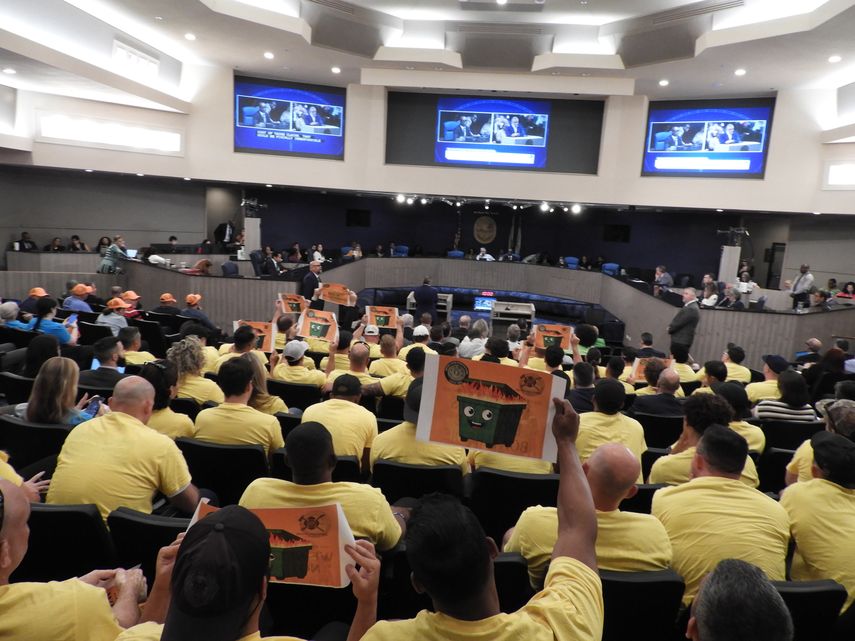 Debate en el pleno de la Comisión de Miami-Dade.