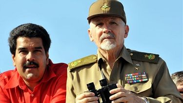 Nicolás Maduro, presidente de Venezuela junto a Ramíro Valdéz, comandante de la revolución cubana y&nbsp;&nbsp;uno de los hombres de confianza de los Castro. Fungió como asesor del gobierno venezolano durante la crisis energética de 2013.