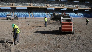 Trabajadores de construcción hacen sus labores en el Marrakesh Stadium de Marruecos, el 5 de diciembre de 2024.