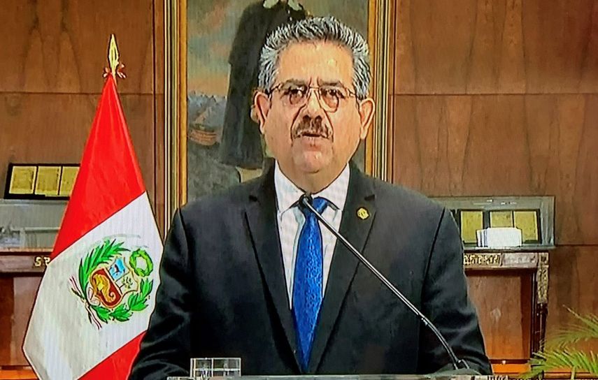 El presidente interino peruano Manuel Merino anuncia su renuncia en un mensaje televisado desde el Palacio de Gobierno, el 15 de noviembre de 2020.