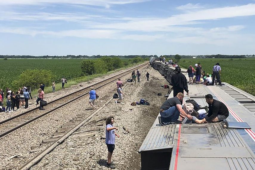 Un tren se descarrila en el centro de EEUU y deja 3 muertos