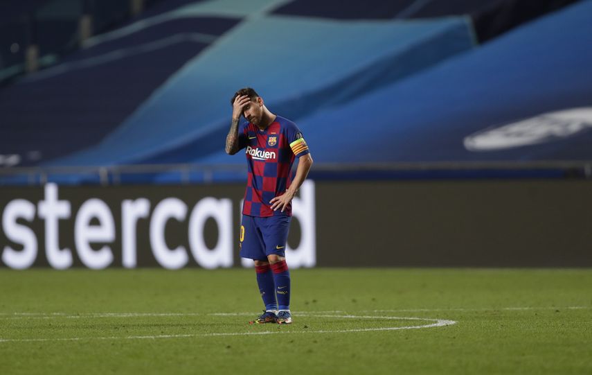 El argentino Lionel Messi se lamenta ante uno de los 8 goles que recibió el Barcelona de parte del Bayern en cuartos de final de la Liga de Campeones.