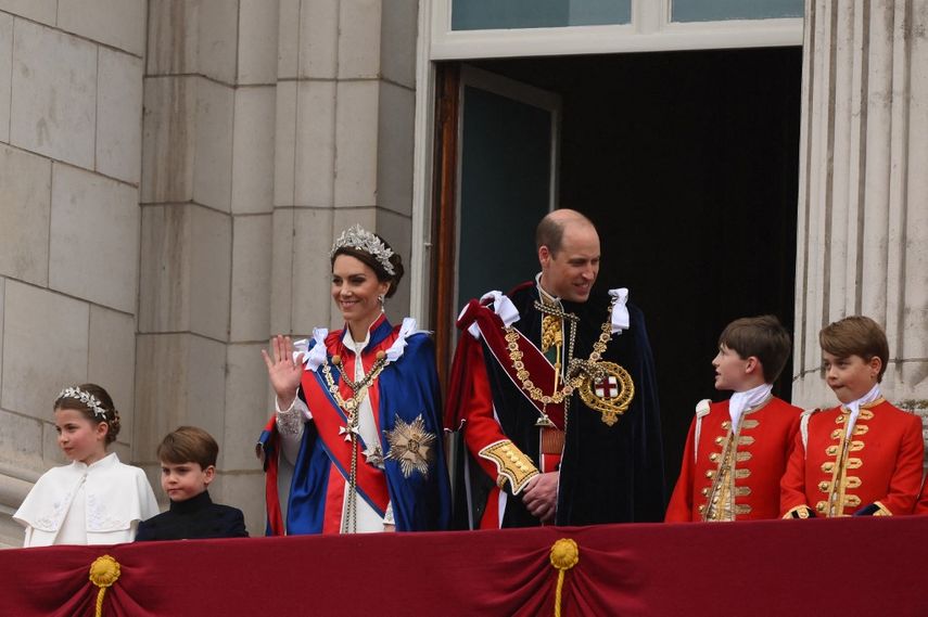 La princesa Charlotte, el príncipe Luis, Kate Middleton, princesa de Gales de Gran Bretaña, el príncipe William, el príncipe de Gales de Gran Bretaña, el paje de honor y el príncipe George de Gales de Gran Bretaña en el balcón del Palacio de Buckingham para ver el vuelo de la Royal Air Force en el centro de Londres el 6 de mayo de 2023, después de las coronaciones del rey Carlos III y la reina Camila.