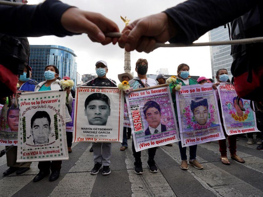 Familiares y compañeros de clase de los 43 estudiantes de colegio de Ayotzinapa desaparecidos marchan en Ciudad de México el lunes 26 de septiembre de 2022, en el aniversario de la desaparición de los estudiantes en Iguala, en el estado de Guerrero.&nbsp;
