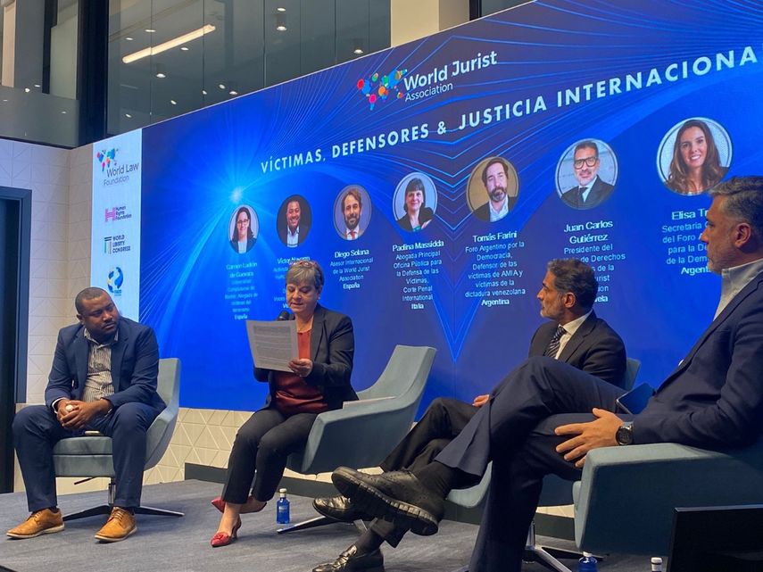 Paolina Massidda, abogada principal de la Oficina Pública para la Defensa de las Víctimas de la CPI, junto a expertos en derechos humanos.